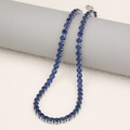 Tennis-Halskette mit dunkelblauen Kristallen und einer silbernen Krappenfassung - Stahl-Blau / Halskette
