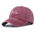 Dettaglio della silhouette del bassotto e ricamo love sul cappellino bordeaux lavato - Regolabile / Borgogna