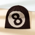 Nahaufnahme der Strickstruktur und des 8-Ball-Jacquard-Musters auf einer braunen Mütze - M (56-58cm) / Kaffeebraun