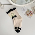 Calcetines beige y negros con diseño de gato y detalles de rombos para mujer - Oso con Overol
