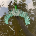 Diadema de corona de cristal verde con luna plateada calada y detalle de gema central - Verde