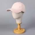 Détail d'une casquette rose avec bord en dentelle blanche et œillets de ventilation - M (56-58cm) / Rose