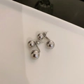 Vista detallada de pendientes de botón de doble bola plateada con acabado metálico pulido - Aguja de Plata - Pendientes de Plata / Plateado
