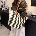 Borsa tote in paglia a righe con manici in pelle per vacanze al mare e il pendolarismo quotidiano - Strisce Bianche e Nere