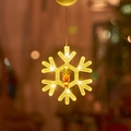 Detail der LED-Fensterleuchte in Schneeflockenform mit warmgelbem Licht und Hirschmotiv - Warmweiß Schneeflocke