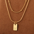 Zweilagige goldene Titan-Halskette mit quadratischem M-Anhänger und Schlangenkette - Gold Buchstabe M (KN293970-Z)