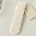 Cremeweiße Socken mit Lochstrickmuster, Rüschensaum und Blattmotiven im Set - Blatt