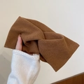 Gros plan du bandeau caramel avec nœud croisé et tissu épais pour l'automne et l'hiver - Brun citrouille
