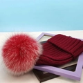 Dicke Winterstrickmütze mit Pompon in tiefem Weinrot und weichem Plüsch-Fleecefutter - Einheitsgröße / Weinroter Hut Mit Rot-Weißem Bommel
