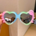 Occhiali da sole a cuore per bambine con sfumatura rosa verde blu e dettaglio floreale - Gradiente Rosa Verde Forma di Cuore con Fiore