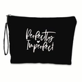 Dettaglio borsa cosmetica in tela nera con scritta Perfectly Imperfect e cinturino da polso - Stile Perfectly Imperfect (xy-002-01) / 17*25cm Con Fettuccia
