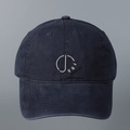Détail du logo D brodé blanc sur la texture en coton délavé de la casquette bleu marine - M (56-58cm) / Bleu marine