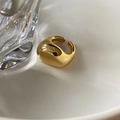 Anillo abierto minimalista en oro de 18 quilates con diseño orgánico fluido y pulido - Superficie lisa irregular biselada / Dorado