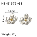 Detail von gehämmerten Blumenohrringen in Silber und Gold mit Größenangaben - Zweifarbige Gold & Silber Gehämmerte Blumenohrringe (NB-E1572-GS)