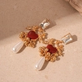 Detalle de pendientes barrocos con corazón, cupido dorado y perla sobre piedra - Rojo / Pendientes Colgantes de Borla de Corazón Rojo