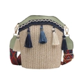 Detail der Stroh-Eimertasche mit blauen Quasten und buntem geometrischem Gurt - Einheitsgröße / Grün