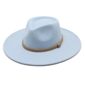 Dettaglio del cappello in feltro azzurro con elegante cordino intrecciato marrone - M (56-58cm) / Celeste