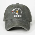 Detailansicht der dunkelgrauen Baumwoll-Baseballkappe mit I NEED BEER Spruch-Aufdruck - Einheitsgröße / Armeegrün