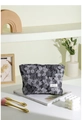 Vue détaillée de la trousse de maquillage en jacquard gris foncé à fleurs 3D élégantes - Fleur 3D Noir Gris Grand