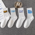 Vierer-Set weiße Waden-Baumwollsocken mit verschiedenen bunten Graffiti-Buchstaben-Logos - Kombination 2-5 / 4 Paar Set
