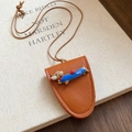 Gros plan sur l'étui à lunettes en cuir marron avec une figurine de teckel en 3D - Chien Teckel Chemise à Rayures Bleues (Étui en Cuir Marron) / Collier-Café