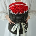 Elegante rote Seifenrosen in Tweed-Hülle mit Perlenkette und weißem Schleifenband - 19 Rosen + Geschenktüte + Warmes Licht / Rot