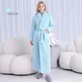 Peignoir long épais en polaire pour femme en vert tendre avec ceinture et poches latérales - M / Style Femme / Vert tendre