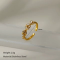 Dettaglio macro dell'anello in acciaio dorato con conchiglia e misure 18 mm 1,8 g - Aperto/Intarsiato con Strass / Oro/Farfalla Bianca