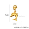 Detailansicht eines Delfinanhängers aus Edelstahl mit Karabinerverschluss und Maßangaben - 4 Stück Goldener Delphin-Anhänger