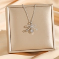 Collier nœud argenté élégant avec pendentif en zircon cœur sur fond de soie - Argenté