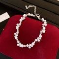 Elegante pulsera de perlas plateadas con circonitas en joyero de corazón rojo - Estilo Irregular de Perla de Circón Plateado