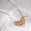 Goldene Schmetterlingskette mit Zirkonia-Anhänger auf weißem Aussteller - Gold