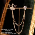Dettaglio della spilla a corona dorata vintage con strass ed eleganti catene a nappa - Stile Nappa Corona d'Oro (TL24047)