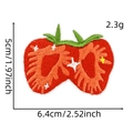 Détail de l'écusson brodé fraise rouge montrant les dimensions 6,4x5cm sur fond blanc - Forme Fraise 1#