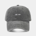 Détail de la broderie LOW KEY sur une casquette de baseball en coton gris foncé délavé - Réglable / Gris