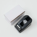 Minimalistische zwarte plastic tapehouder met bijbehorende witte kartonnen verpakking - Zwart