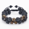 Dettaglio di perle da 10mm in occhio di tigre e pietra lavica su bracciale intrecciato - Bracciale Occhio di Tigre