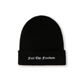 Detalle del bordado Feel The Freedom en un gorro de punto acanalado negro - M (56-58cm) / Negro