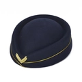 Dunkelblaue Stewardess-Pillbox-Mütze mit goldenem Blatt-Emblem und feiner Paspel - Marineblau