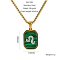 Vue détaillée du pendentif en malachite plaqué or 18k avec un motif serpent serti - Lion