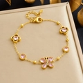 Dettaglio di bracciale a catena placcato oro con farfalla e fiori in zircone rosa - Zircone Rosa (B2015)