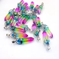Detail van zeshoekige kristallen hangers met regenboogverloop en zilverkleurige sluitingen - Gradiënt Rood