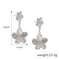 Pendientes de flores plateadas con pétalos texturizados, 6cm y peso de 13,3g - F1301-Doble Flor Colgante / Color Acero