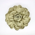 Dettaglio di una rosa di raso fatta a mano in verde oliva con petali a strati e texture morbida - Base piatta / Verde Grigio