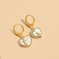 Detalle de pendiente de corazón dorado con esmalte blanco, circón y relieve de estrella - Estilo Corazón