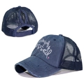 Detail van navy ponytail trucker hat met Simply Blessed borduursel en mesh-achterkant - Eén maat / Marineblauw