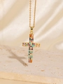Dettaglio di una collana con ciondolo a croce dorata con zirconi multicolore - Oro / Croce in Zirconia Multicolore