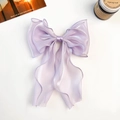 Détail d'un nœud papillon en organza lilas élégant avec de longs rubans fluides - Nœud en Ruban de Soie Brillant / Violet
