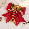 Detail van rode glitter kerststrik met dennenappels en bessen op een sneeuwachtergrond - Maat 1 35*40CM / Rood