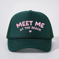 Nahaufnahme einer grünen Trucker-Mütze mit rosa MEET ME AT THE BEACH Schaumstoffdruck - Verstellbar / Dunkelgrün